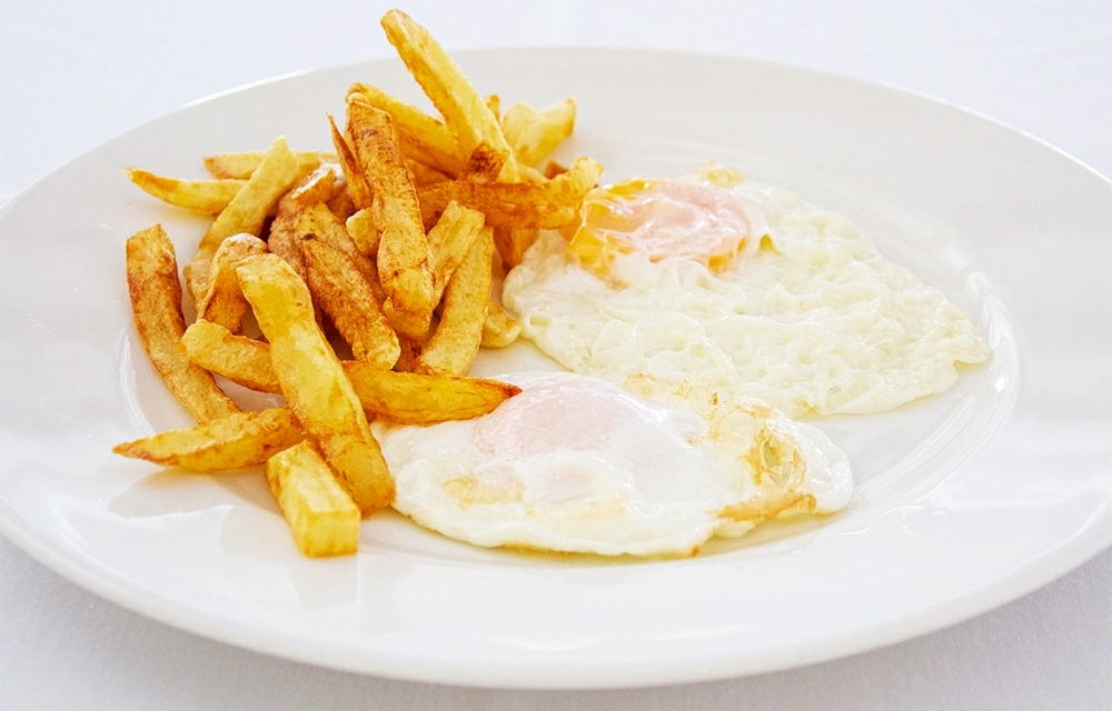 Huevos fritos con patatas